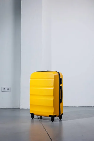 Sárga Fényes Bőrönd Turistautakhoz Kiváló Minőségű Sárga Bőrönd — Stock Fotó