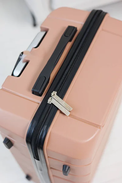 Een Mooie Roze Koffer Voor Toeristische Reizen Hoge Kwaliteit Roze — Stockfoto