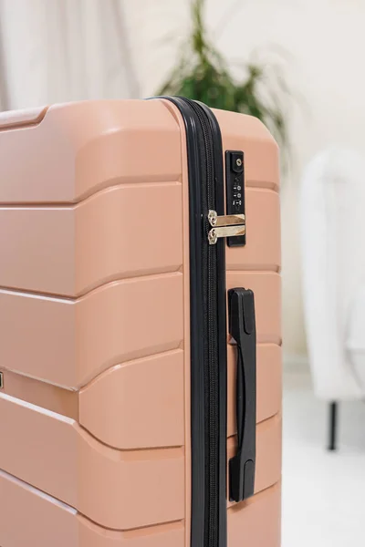 一个漂亮的粉色旅行箱 优质粉红手提箱 — 图库照片
