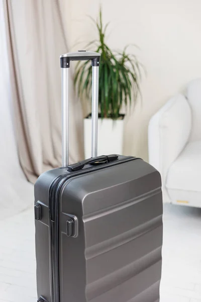 Szürke Gyönyörű Bőrönd Turista Kirándulásokhoz Kiváló Minőségű Szürke Bőrönd Dolgokhoz — Stock Fotó