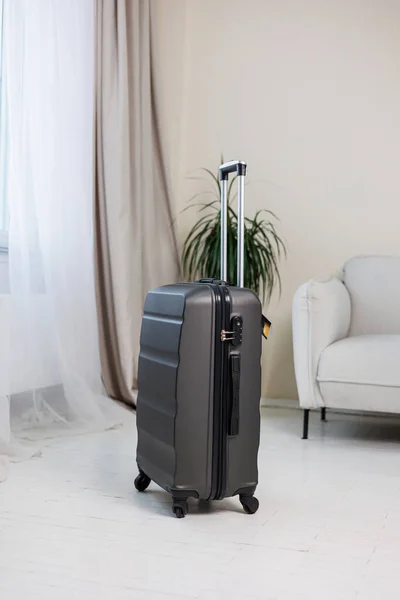 灰色漂亮的旅行箱 高质量的灰色行李箱装东西 — 图库照片