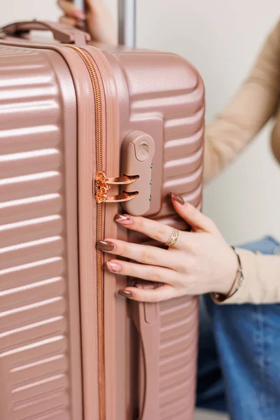 一个漂亮的粉色旅行箱 优质粉红手提箱 — 图库照片