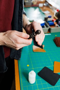 Ustanın elleri el yapımı deri ürünler dikiyor. Erkeklerin elleri parçaları birleştirir, kaliteli deri aksesuarlar yaratır. Deri atölyesinde çalışma süreci