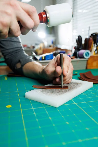 Mãos Mestre Costuram Produtos Couro Feitos Mão Mãos Dos Homens — Fotografia de Stock