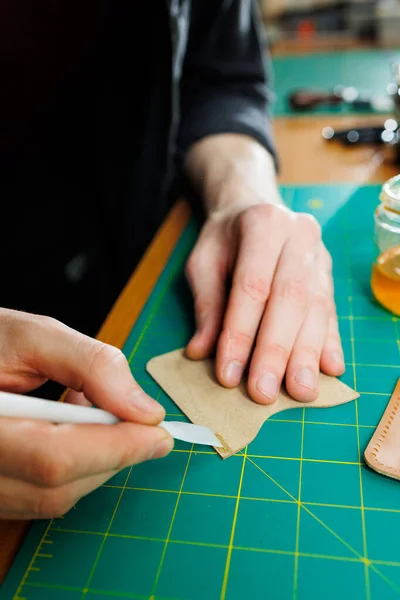 Mãos Mestre Costuram Produtos Couro Feitos Mão Mãos Dos Homens — Fotografia de Stock