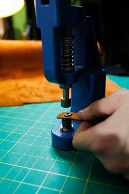 Efendinin el yapımı deri ürünlerini dikerken yakın plan çekimleri. Bir erkek tabakçısı parçaları birleştirir ve kaliteli deri aksesuarlar yaratır. Deri atölyesinde çalışma süreci