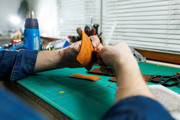 Крупним Планом Чоловічі Руки Працюють Натуральною Шкірою Вироби Ручної Роботи — стокове фото