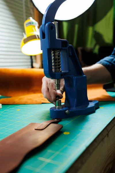 Close Das Mãos Mestre Costurar Produtos Couro Artesanal Bronzeador Masculino — Fotografia de Stock