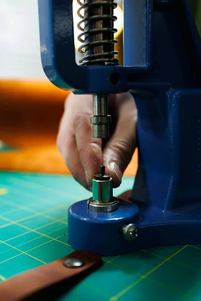Close Das Mãos Mestre Costurar Produtos Couro Artesanal Bronzeador Masculino — Fotografia de Stock
