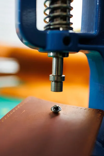 stock image Close-up of the master's hands sewing handmade leather products. A men's tanner connects the parts, creating quality leather accessories. Working process in a leather workshop