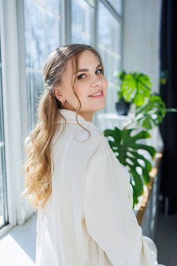 Profesyonel makyajlı ve saç stili olan hoş bir genç bayan..