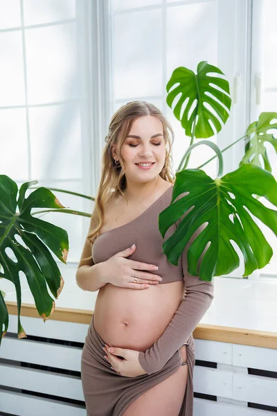 Een Mooie Zwangere Vrouw Een Topje Rok Omhelst Haar Buik — Stockfoto