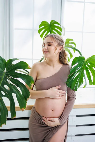 Güzel Etekli Hamile Bir Kadın Göbeğine Sarılıyor Şık Hamile Kadın — Stok fotoğraf