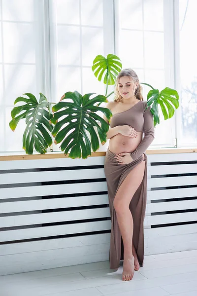 Güzel Etekli Hamile Bir Kadın Göbeğine Sarılıyor Şık Hamile Kadın — Stok fotoğraf