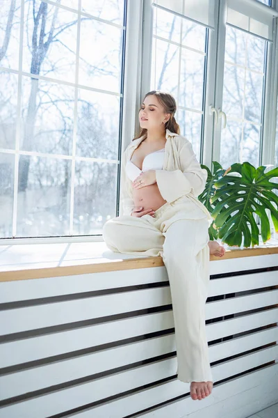 Parapetu Sedí Stylová Mladá Těhotná Žena Bílém Obleku Těhotná Žena — Stock fotografie