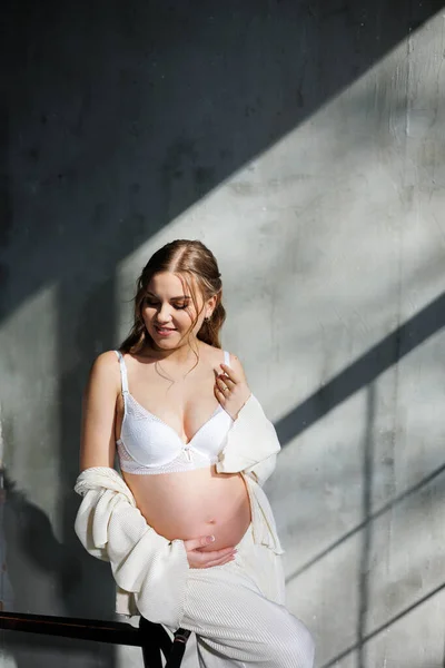 Beyaz Takım Elbiseli Şık Hamile Bir Kadın Gri Arka Planda — Stok fotoğraf
