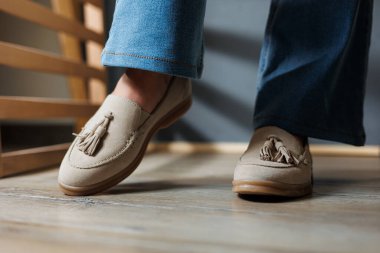 Kot pantolon ve bej ayakkabılı ince kadın bacakları. Yazlık kadın ayakkabıları koleksiyonu. Yaz için şık kadın ayakkabıları.