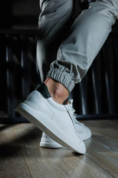 Чоловіче Літнє Взуття Крупним Планом Чоловічі Ноги Білих Шкіряних Кросівках — стокове фото