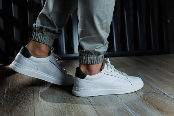 Чоловіче Літнє Взуття Крупним Планом Чоловічі Ноги Білих Шкіряних Кросівках — стокове фото