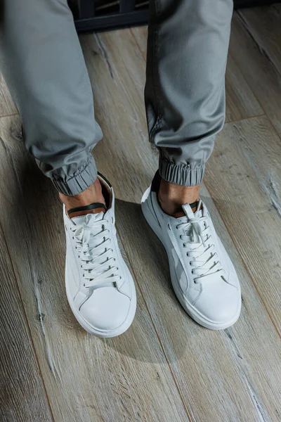 Ανδρικά Καλοκαιρινά Παπούτσια Κοντινό Πλάνο Των Αρσενικών Ποδιών Λευκά Δερμάτινα — Φωτογραφία Αρχείου