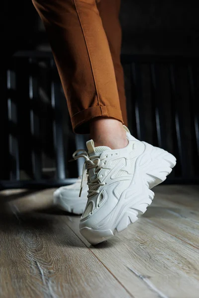 Κοντινό Πλάνο Γυναικείων Ποδιών Λευκά Δερμάτινα Sneakers Ψηλές Σόλες Συλλογή — Φωτογραφία Αρχείου