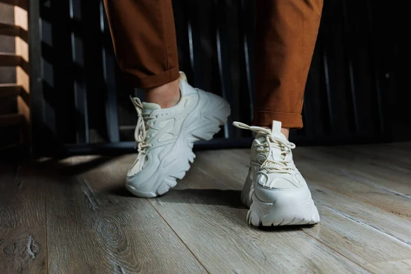 Yüksek Tabanlı Beyaz Deri Ayakkabılarla Kadın Bacaklarının Yakın Çekimi Yazlık — Stok fotoğraf