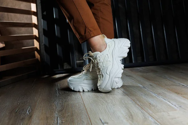 Close Dari Kaki Perempuan Dalam Sepatu Kulit Putih Dengan Sol — Stok Foto