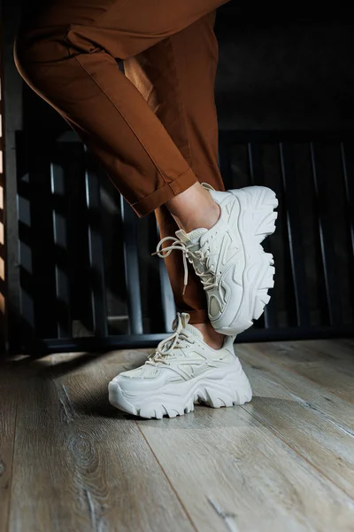 Nahaufnahme Weiblicher Beine Weißen Lederturnschuhen Mit Hohen Sohlen Kollektion Von — Stockfoto