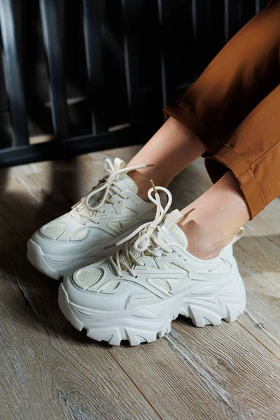 Κοντινό Πλάνο Γυναικείων Ποδιών Λευκά Αθλητικά Παπούτσια Γυναικεία Καλοκαιρινά Sneakers — Φωτογραφία Αρχείου