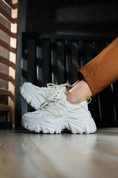 Beyaz Spor Ayakkabılarla Kadın Bacaklarına Yakın Çekim Bağcıklı Kadın Yaz — Stok fotoğraf
