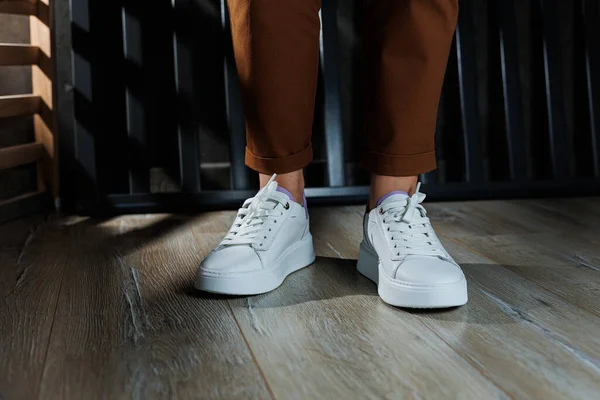 Patas Femeninas Zapatillas Cuero Blanco Con Perforaciones Colección Zapatos Verano — Foto de Stock