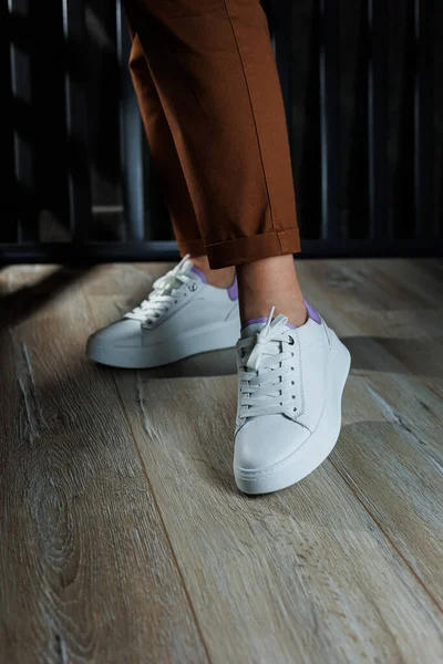 Γυναικεία Πόδια Λευκά Δερμάτινα Sneakers Διατρήσεις Συλλογή Καλοκαιρινών Γυναικείων Παπουτσιών — Φωτογραφία Αρχείου