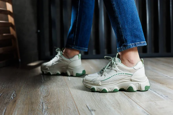 Witte Leren Zomersneakers Vrouwelijke Benen Jeans Casual Sneakers Voor Vrouwen — Stockfoto