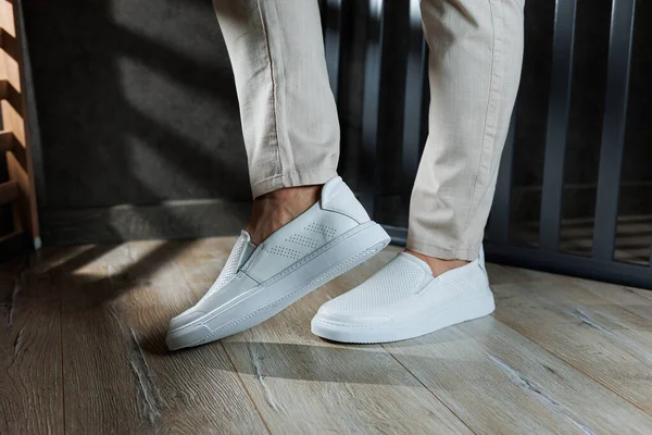 Beyaz Ayakkabılı Erkek Ayaklarına Yakın Çekim Şık Pantalonlu Beyaz Mokasenler — Stok fotoğraf
