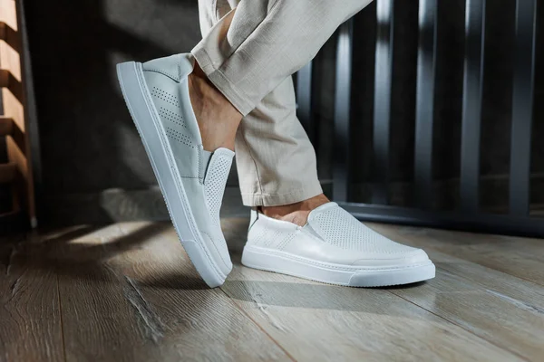 Beyaz Ayakkabılı Erkek Ayaklarına Yakın Çekim Şık Pantalonlu Beyaz Mokasenler — Stok fotoğraf