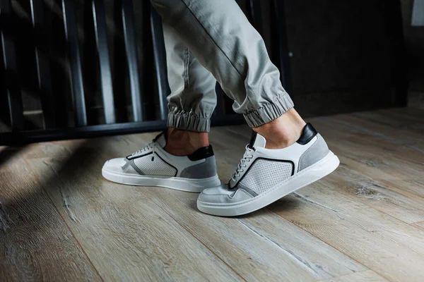 Mannelijke Benen Witte Leren Zomerschoenen Comfortabele Witte Herensneakers Met Veters — Stockfoto