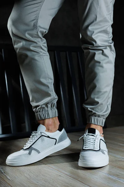 Чоловічі Ноги Літньому Взутті Білої Шкіри Зручні Чоловічі Білі Кросівки — стокове фото