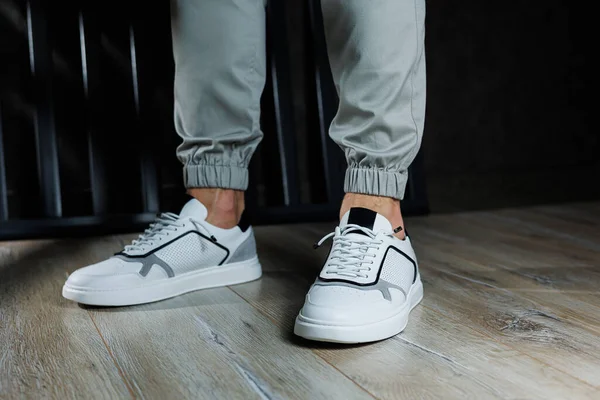 Beyaz Deri Ayakkabılı Erkek Bacakları Bağcıklı Rahat Beyaz Spor Ayakkabılar — Stok fotoğraf