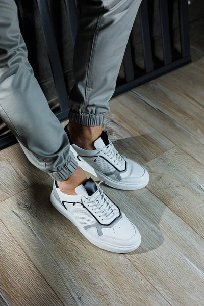 Male Legs White Leather Summer Shoes Comfortable Men White Sneakers — Stock Photo, Image