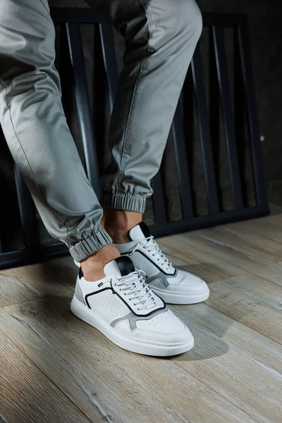 Male Legs White Leather Summer Shoes Comfortable Men White Sneakers — Stock Photo, Image