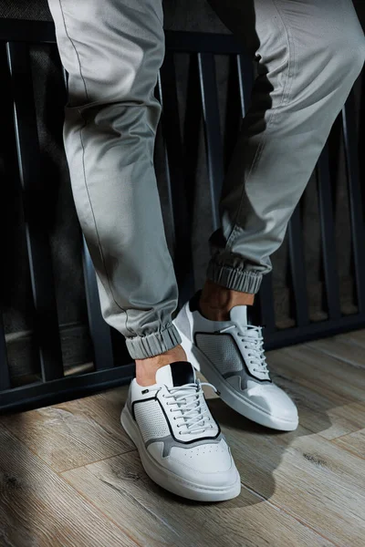 Zapatillas Blancas Casuales Para Hombres Patas Masculinas Piel Blanca Zapatos — Foto de Stock