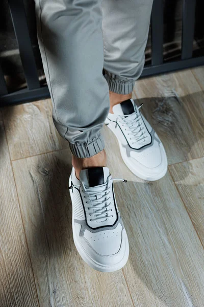 Casual Witte Sneakers Voor Mannen Mannelijke Benen Witte Leren Zomerschoenen — Stockfoto