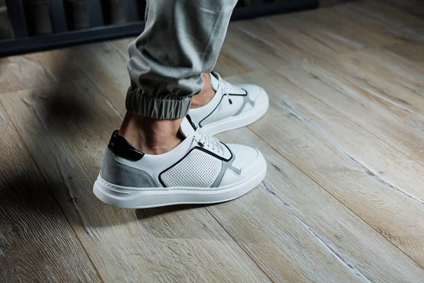 Casual Λευκά Αθλητικά Παπούτσια Για Άνδρες Ανδρικά Πόδια Λευκά Δερμάτινα — Φωτογραφία Αρχείου