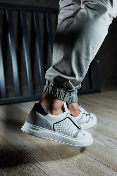 Casual Witte Sneakers Voor Mannen Mannelijke Benen Witte Leren Zomerschoenen — Stockfoto