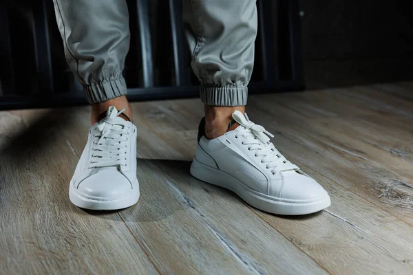 Zapatillas Blancas Casuales Para Hombres Patas Masculinas Piel Blanca Zapatos — Foto de Stock