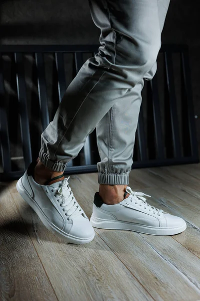 Casual Λευκά Αθλητικά Παπούτσια Για Άνδρες Ανδρικά Πόδια Λευκά Δερμάτινα — Φωτογραφία Αρχείου