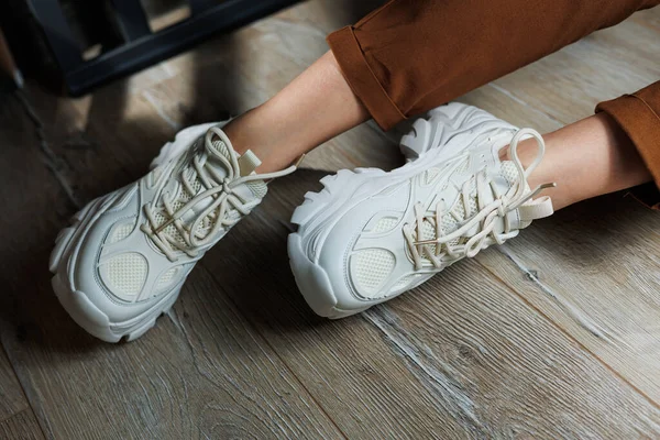 Κοντινό Πλάνο Γυναικείων Ποδιών Λευκά Αθλητικά Παπούτσια Γυναικεία Καλοκαιρινά Sneakers Royalty Free Εικόνες Αρχείου