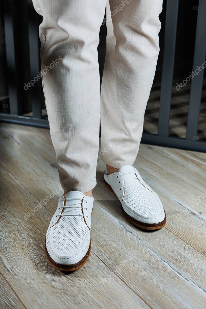 Pies Masculinos Cerca Zapatos Casuales Blancos Joven Moda Pie
