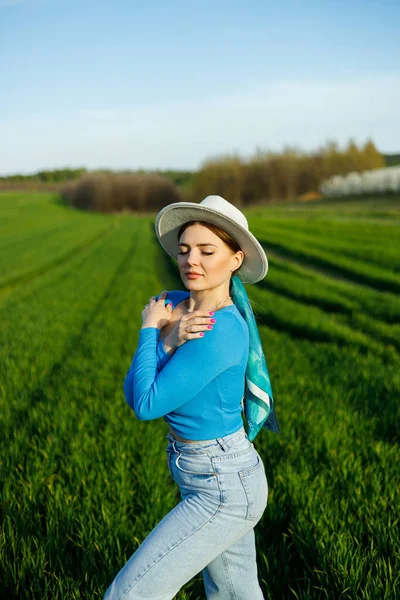 Wanita Muda Yang Menarik Bertopi Putih Kemeja Biru Celana Jeans — Stok Foto