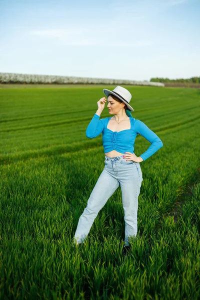 Mujer Atractiva Joven Sombrero Blanco Camisa Azul Vaqueros Azules Posando — Foto de Stock